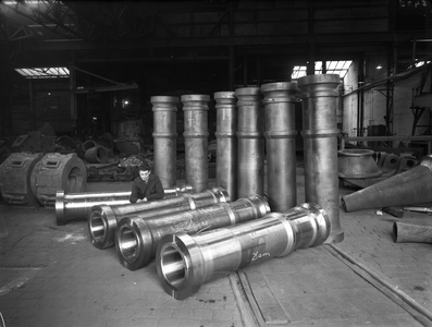 821679 Afbeelding van enkele gietstukken van de N.V. Nederlandse Staalfabrieken DEMKA (Havenweg 7) te Utrecht.